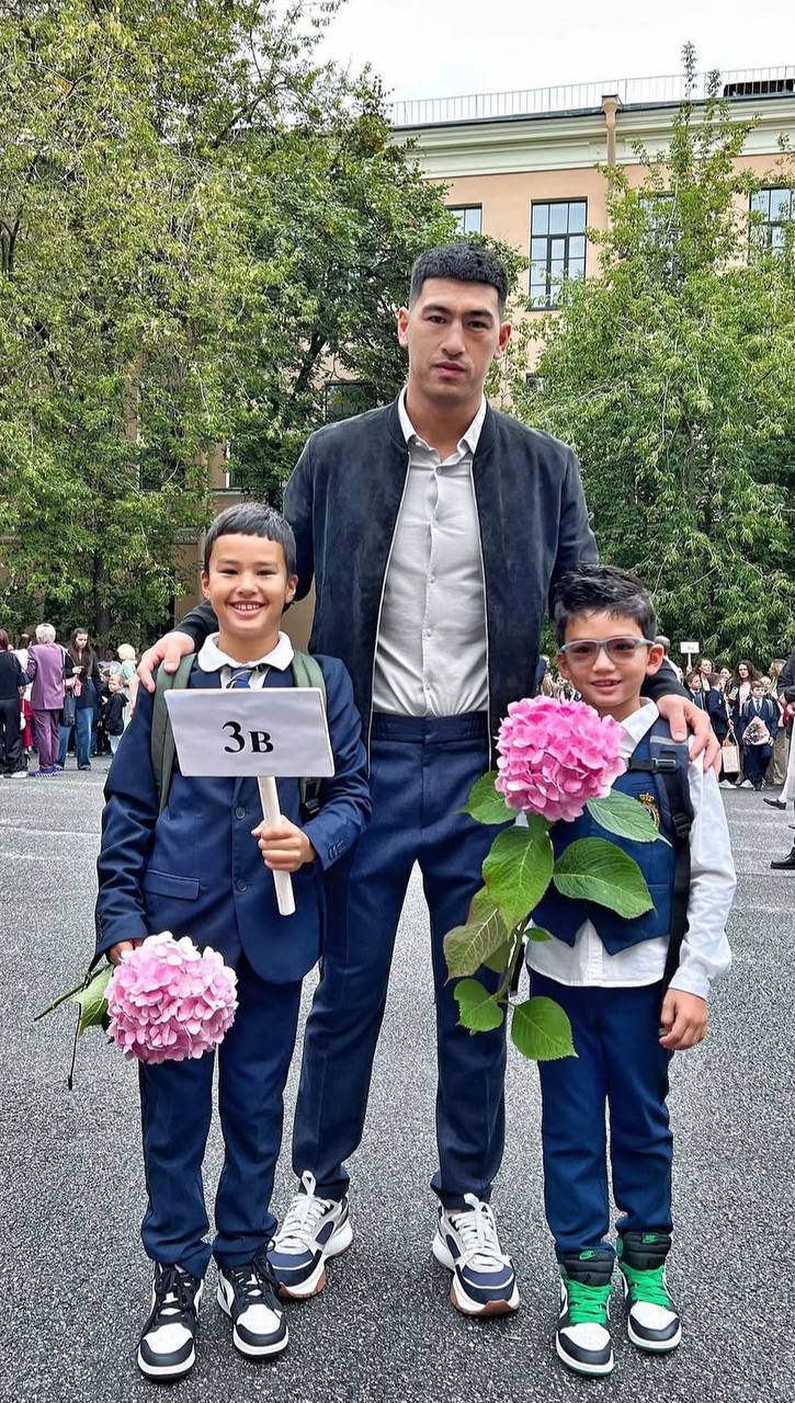 Дмитрий Бивол с сыновьями 