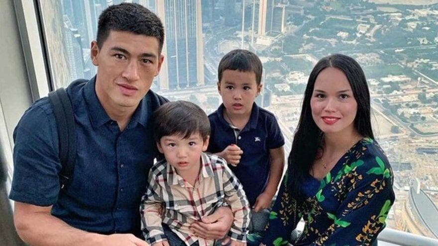 Дмитрий Бивол с женой и детьми