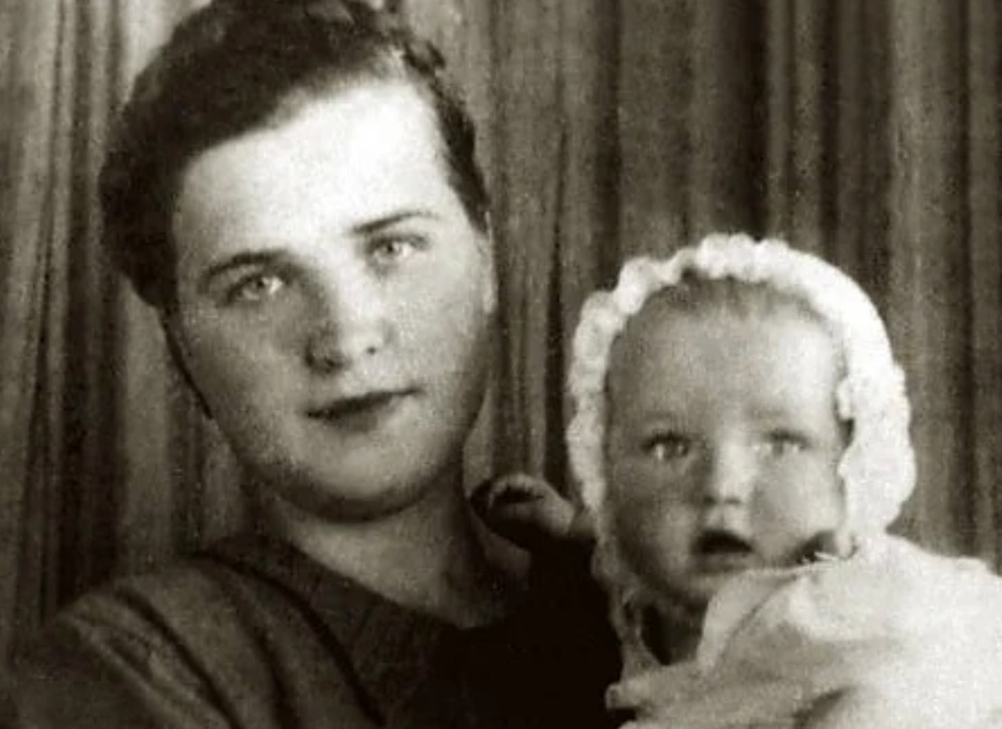 Людмила Чурсина в детстве с мамой