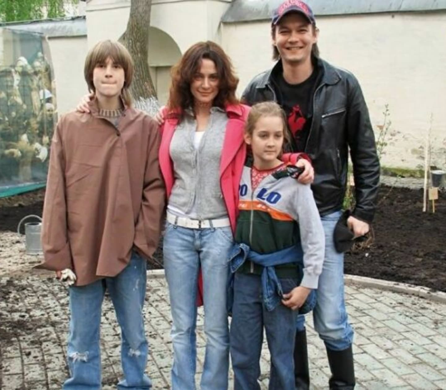 Филипп Янковский и Оксана Фандера с детьми