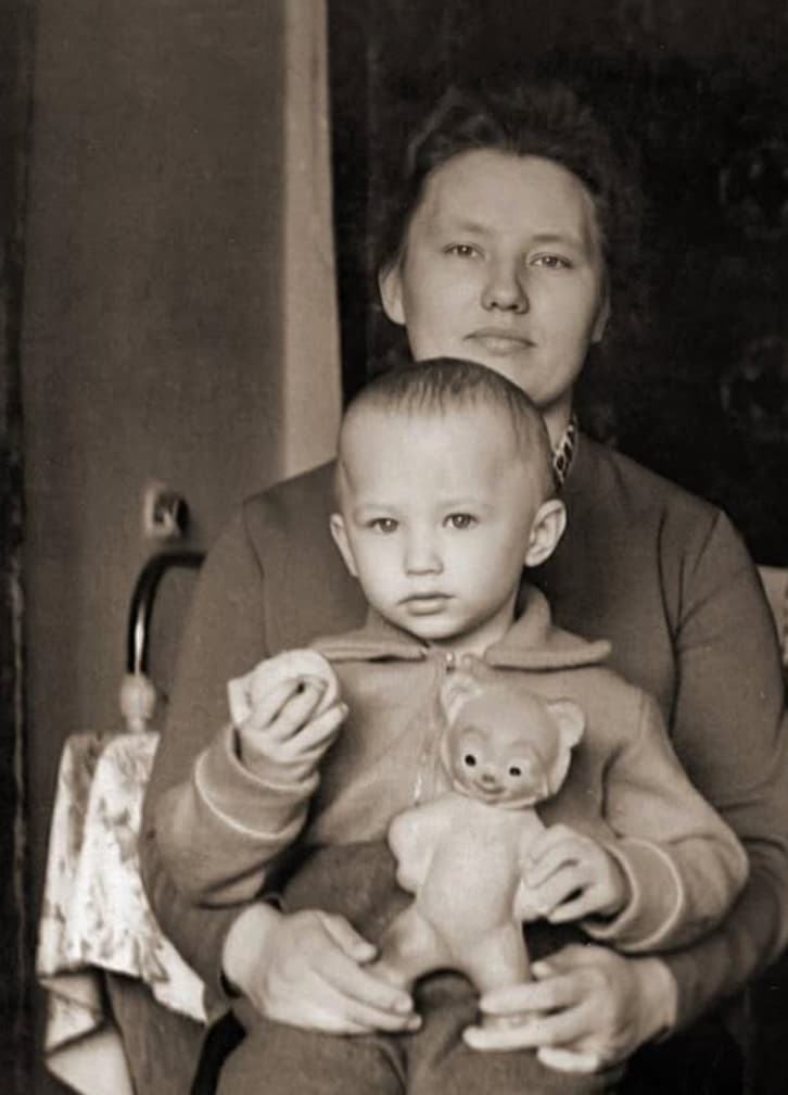 Юрий Гальцев в детстве с мамой