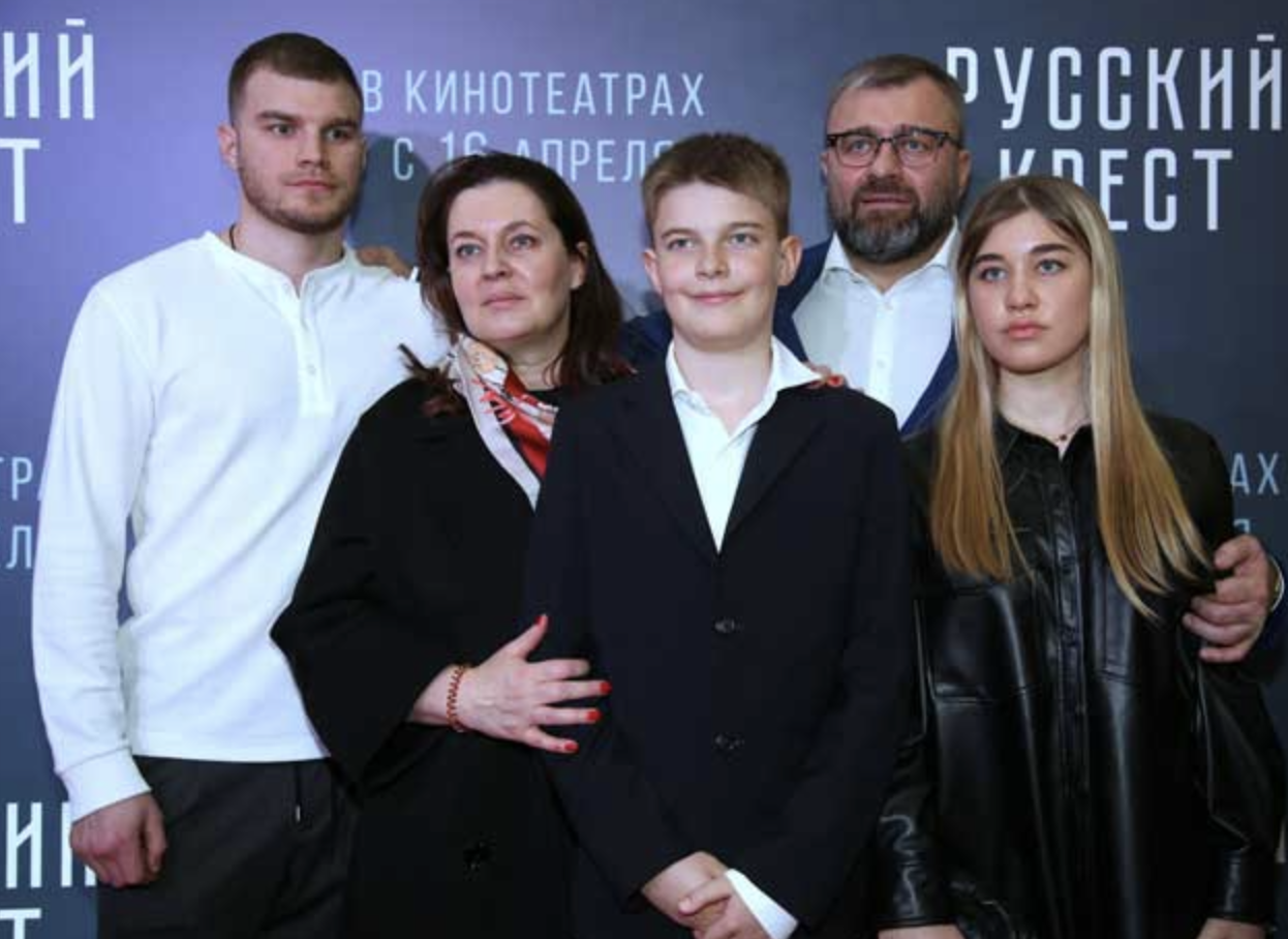 Михаил Пореченков с женой и детьми